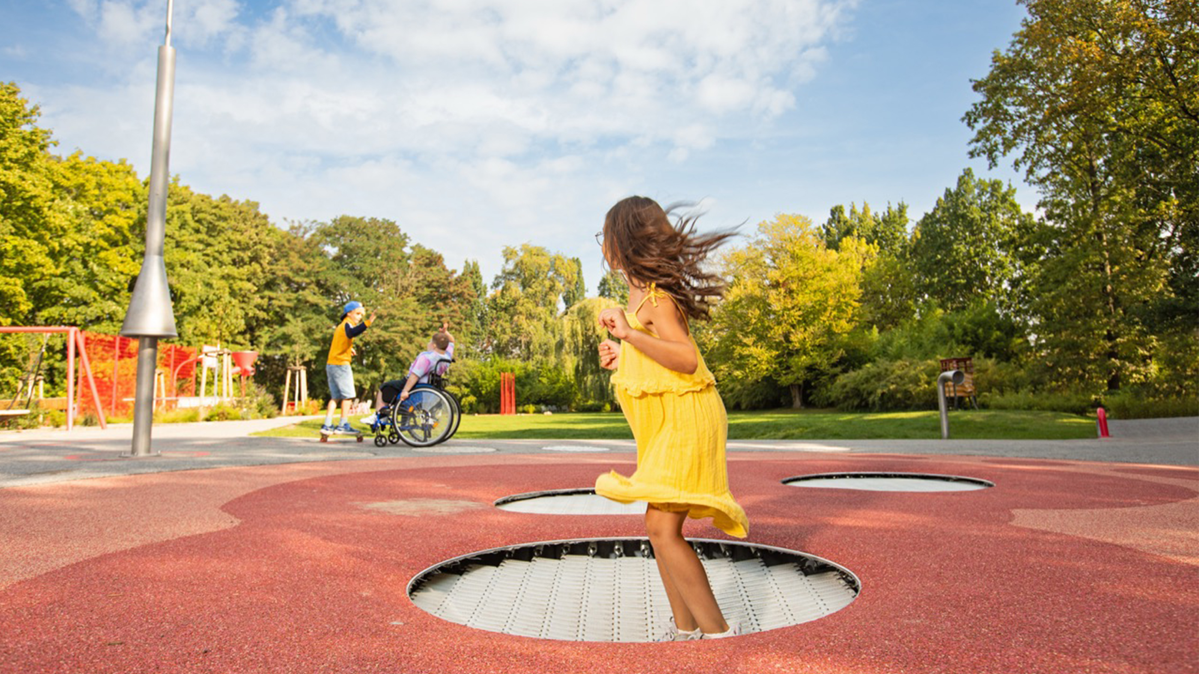 Hoch hinaus! Von den Trampolinen schaut man über den 'Loop der Sinne', einen Parcours zum Hören, Fühlen und Tasten